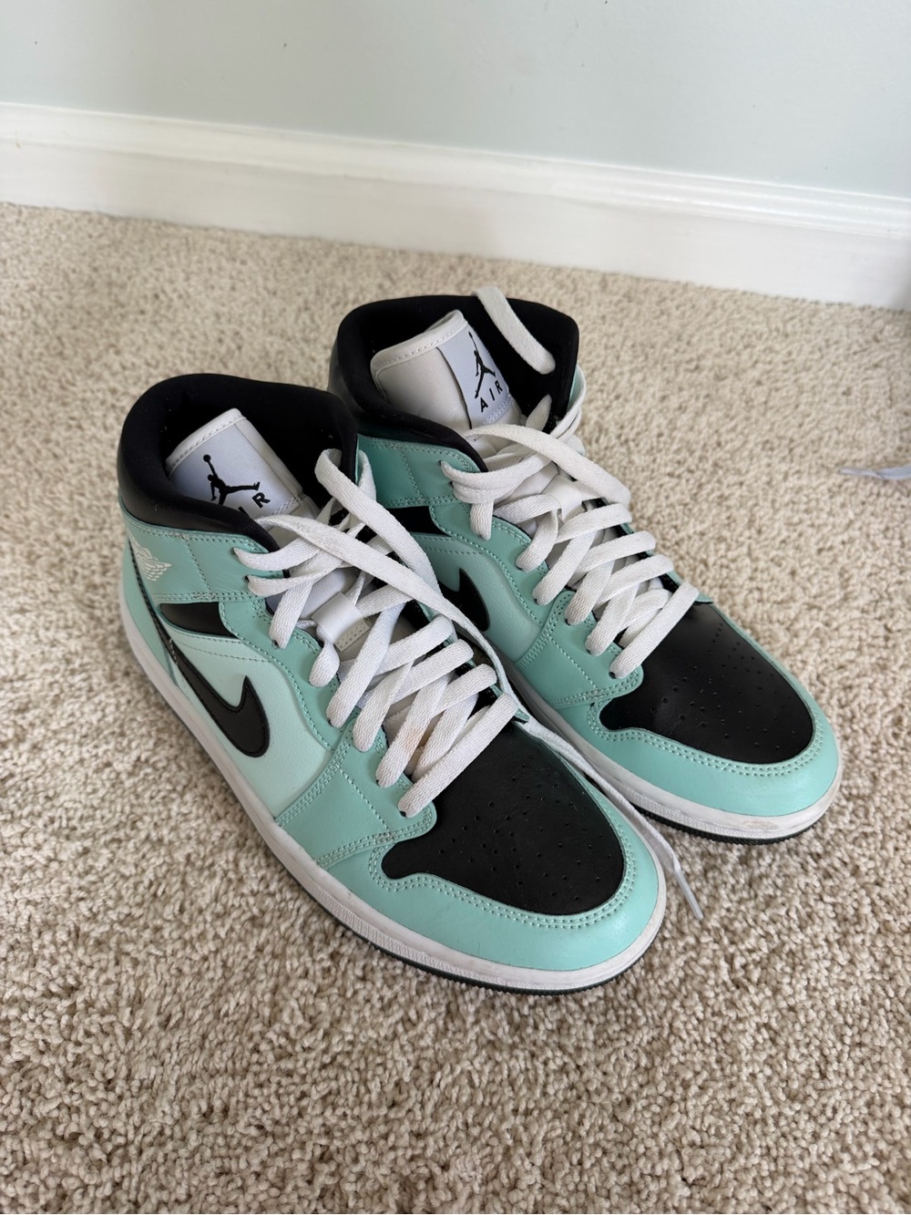 Jordan 1 Mid Sneakers in Aqua Black WMNS